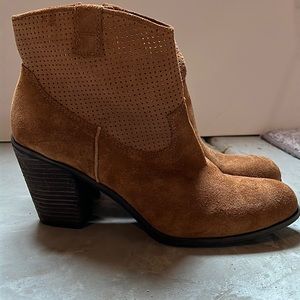 Vince Camuto Holden camel perforated boots. Sz 9.5